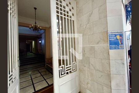 Apartamento à venda com 117m², 3 quartos e sem vagaFachada com cartaz QA