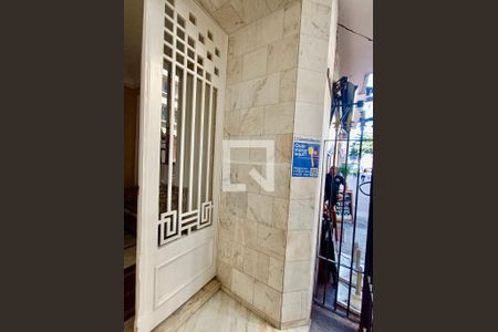 Apartamento à venda com 117m², 3 quartos e sem vagaFachada com cartaz QA