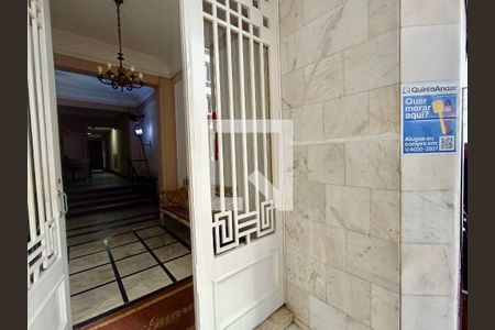 Apartamento à venda com 117m², 3 quartos e sem vagaFachada com cartaz QA