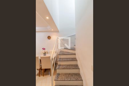 Escada  de casa de condomínio para alugar com 2 quartos, 72m² em Jardim Cotinha, São Paulo