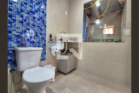 Casa de condomínio para alugar com 1000m², 2 quartos e 8 vagasBanheiro da Suíte 2