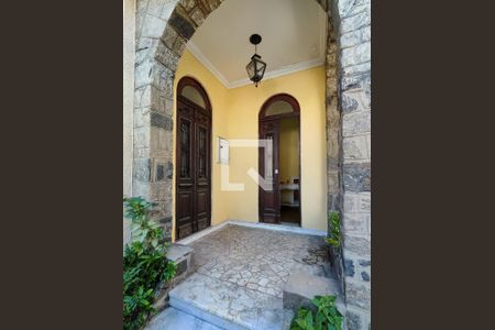 Casa à venda com 257m², 4 quartos e 4 vagas Casa à venda com 257m², 4 quartos e 4 vagasFachada