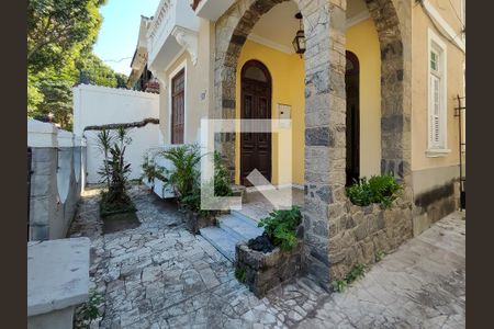 Casa à venda com 257m², 4 quartos e 4 vagas Casa à venda com 257m², 4 quartos e 4 vagasFachada