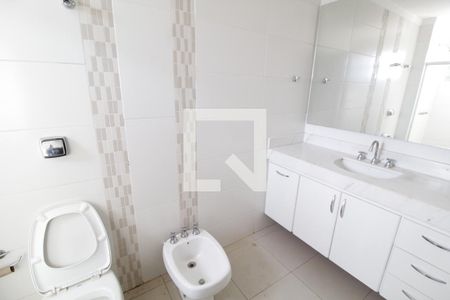Banheiro do Quarto 1 de apartamento para alugar com 5 quartos, 330m² em Tabajaras, Uberlândia