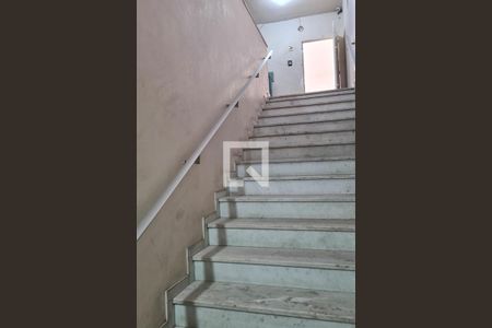 Studio para alugar com 40m², 1 quarto e 1 vaga Studio para alugar com 40m², 1 quarto e 1 vagaEscada