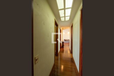 Apartamento à venda com 145m², 5 quartos e 3 vagasCorredor do apartamento