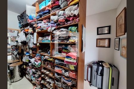 Apartamento à venda com 361m², 4 quartos e 1 vaga Apartamento à venda com 361m², 4 quartos e 1 vagaCloset