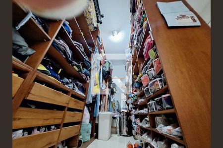 Apartamento à venda com 361m², 4 quartos e 1 vaga Apartamento à venda com 361m², 4 quartos e 1 vagaCloset