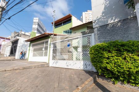 Casa para alugar com 80m², 2 quartos e 2 vagasFachada