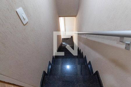 Casa para alugar com 80m², 2 quartos e 2 vagasEscada