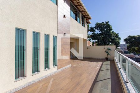 Casa à venda com 614m², 5 quartos e 7 vagasVaranda