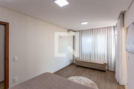 Casa à venda com 614m², 5 quartos e 7 vagasQuarto Suíte 1