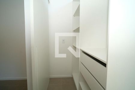 Closet da suíte 1 de apartamento à venda com 2 quartos, 129m² em Pinheiros, São Paulo