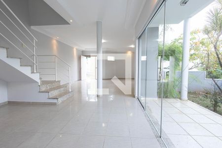 Sala de casa de condomínio para alugar com 5 quartos, 342m² em Jardim dos Lagos, Indaiatuba