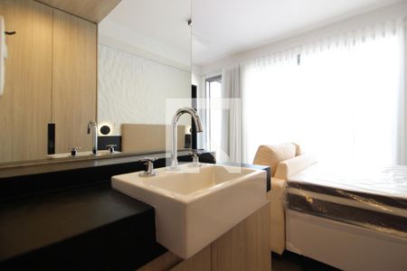 Banheiro de kitnet/studio para alugar com 1 quarto, 29m² em Pinheiros, São Paulo