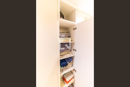 Apartamento à venda com 160m², 4 quartos e 2 vagas Apartamento à venda com 160m², 4 quartos e 2 vagasRoupeiro no Corredor