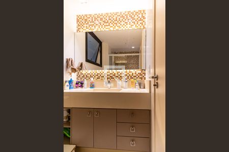 Apartamento à venda com 160m², 4 quartos e 2 vagas Apartamento à venda com 160m², 4 quartos e 2 vagasBanheiro social