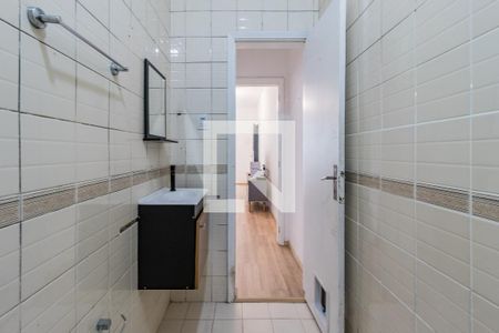 Banheiro de apartamento à venda com 1 quarto, 45m² em Chácara das Pedras, Porto Alegre