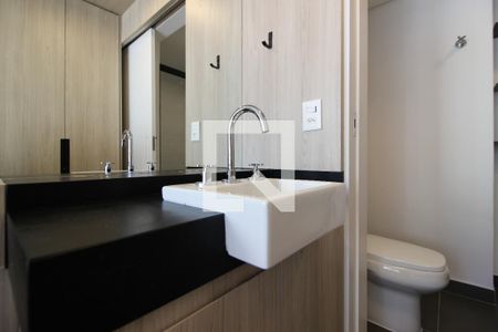 Banheiro de kitnet/studio para alugar com 1 quarto, 29m² em Pinheiros, São Paulo