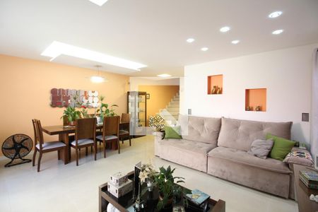 Casa de condomínio à venda com 203m², 4 quartos e 3 vagasSala
