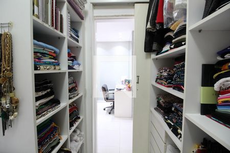 Casa de condomínio à venda com 203m², 4 quartos e 3 vagasSuíte 2 Closet