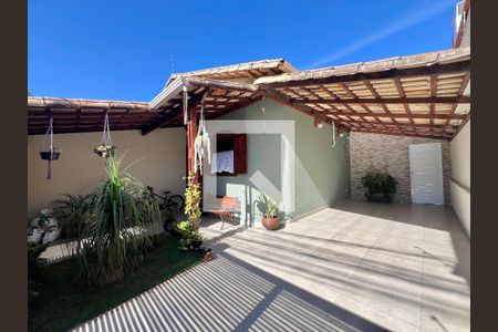 Casa à venda com 180m², 3 quartos e 2 vagasÁrea externa 