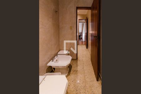 Casa à venda com 400m², 4 quartos e 4 vagasBanheiro social 