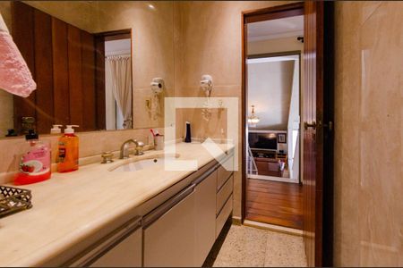 Casa à venda com 400m², 4 quartos e 4 vagasBanheiro social 