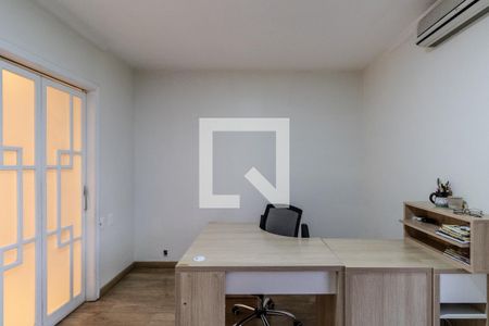 Apartamento à venda com 251m², 3 quartos e 3 vagas Apartamento à venda com 251m², 3 quartos e 3 vagasEscritório