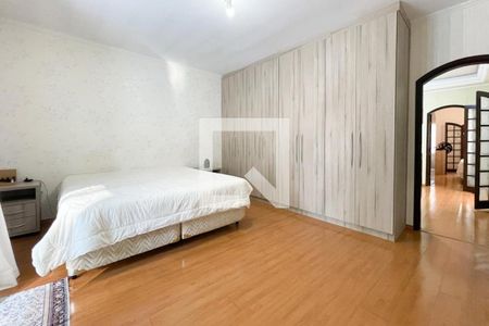 Casa à venda com 215m², 4 quartos e 3 vagasSuíte 2