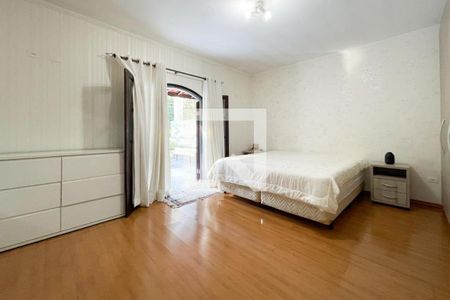 Casa à venda com 215m², 4 quartos e 3 vagasSuíte 2