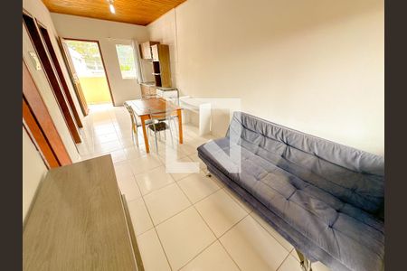 Sala de TV de apartamento para alugar com 2 quartos, 52m² em São João do Rio Vermelho, Florianópolis