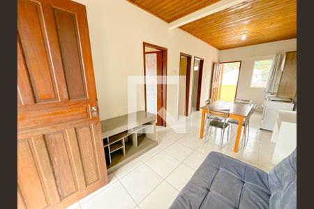 Sala de TV de apartamento para alugar com 2 quartos, 52m² em São João do Rio Vermelho, Florianópolis