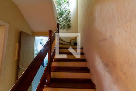 Escada de casa para alugar com 2 quartos, 210m² em Vila Alvinopolis, São Bernardo do Campo
