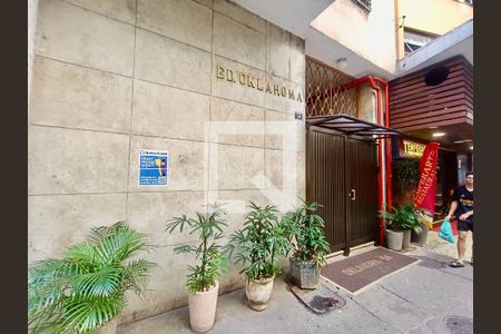 Apartamento para alugar com 75m², 3 quartos e sem vaga Apartamento para alugar com 75m², 3 quartos e sem vagaFachada com cartaz QA