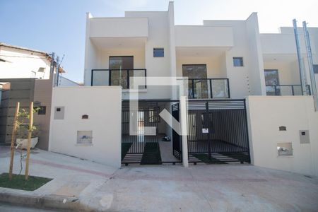 Casa à venda com 119m², 3 quartos e 2 vagasFachada
