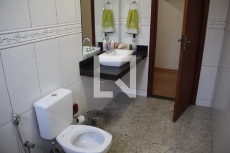 Casa à venda com 330m², 4 quartos e 6 vagasBanheiro 1