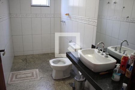 Casa à venda com 330m², 4 quartos e 6 vagasBanheiro 1