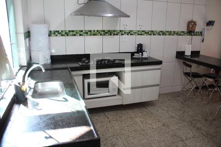 Casa à venda com 330m², 4 quartos e 6 vagasCozinha