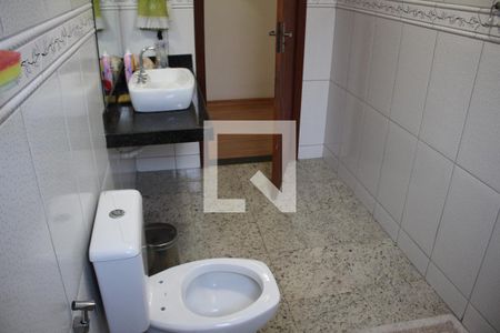 Casa à venda com 330m², 4 quartos e 6 vagasBanheiro 1