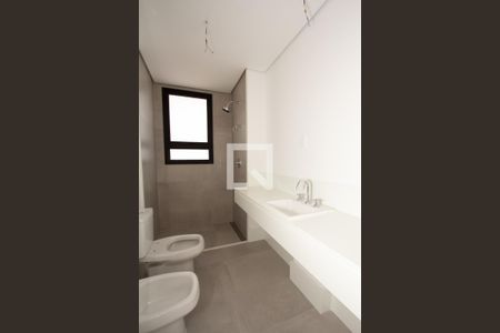 Apartamento à venda com 375m², 4 quartos e 4 vagasBanheiro da Suíte 2