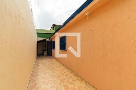 Casa para alugar com 110m², 2 quartos e 2 vagas Casa para alugar com 110m², 2 quartos e 2 vagasCorredor externo
