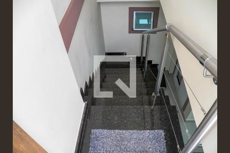 Casa à venda com 350m², 4 quartos e 5 vagasEscada para o terraço