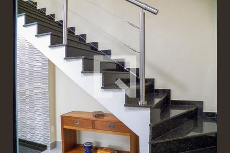 Casa à venda com 350m², 4 quartos e 5 vagasEscada para terraço