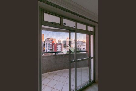 Sala de apartamento à venda com 2 quartos, 75m² em Sagrada Família, Belo Horizonte
