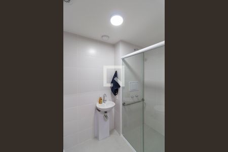 Banheiro  de kitnet/studio para alugar com 1 quarto, 27m² em Chácara Seis de Outubro, São Paulo