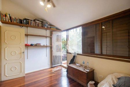 Casa à venda com 4 quartos, 270m² em Vila Elvira, São Paulo
