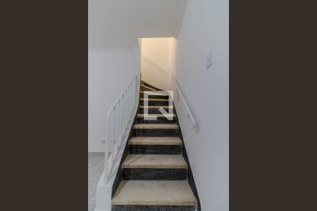 Escada de casa para alugar com 2 quartos, 81m² em Vila Progredior, São Paulo