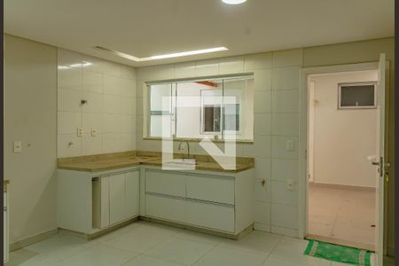 Casa à venda com 195m², 3 quartos e 2 vagas Casa à venda com 195m², 3 quartos e 2 vagasCozinha