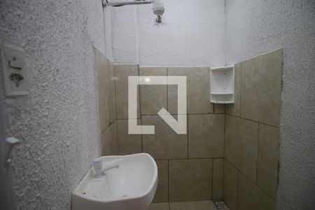 Banheiro de kitnet/studio para alugar com 1 quarto, 25m² em Olaria, Rio de Janeiro